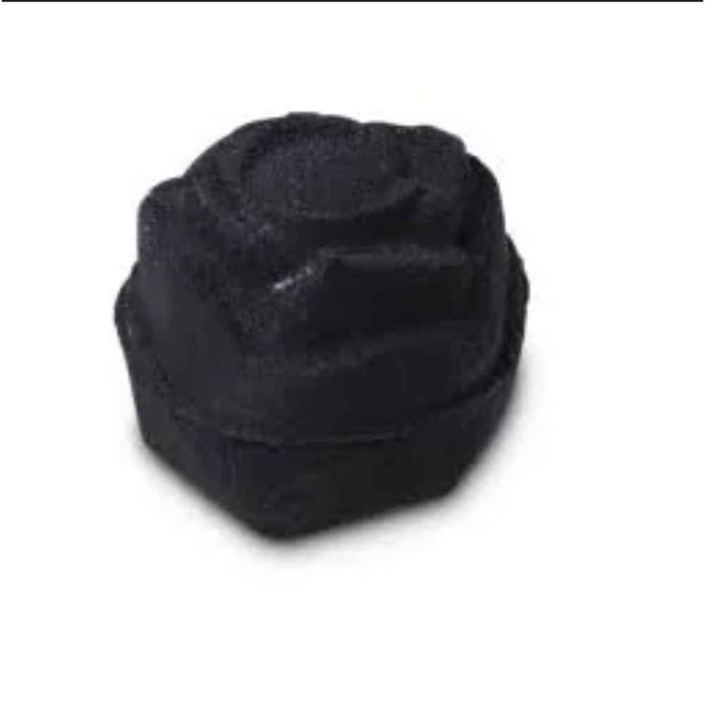 LUSH COSMETICS:Black Rose
BATH BOMB
(A lemon-rose love story)